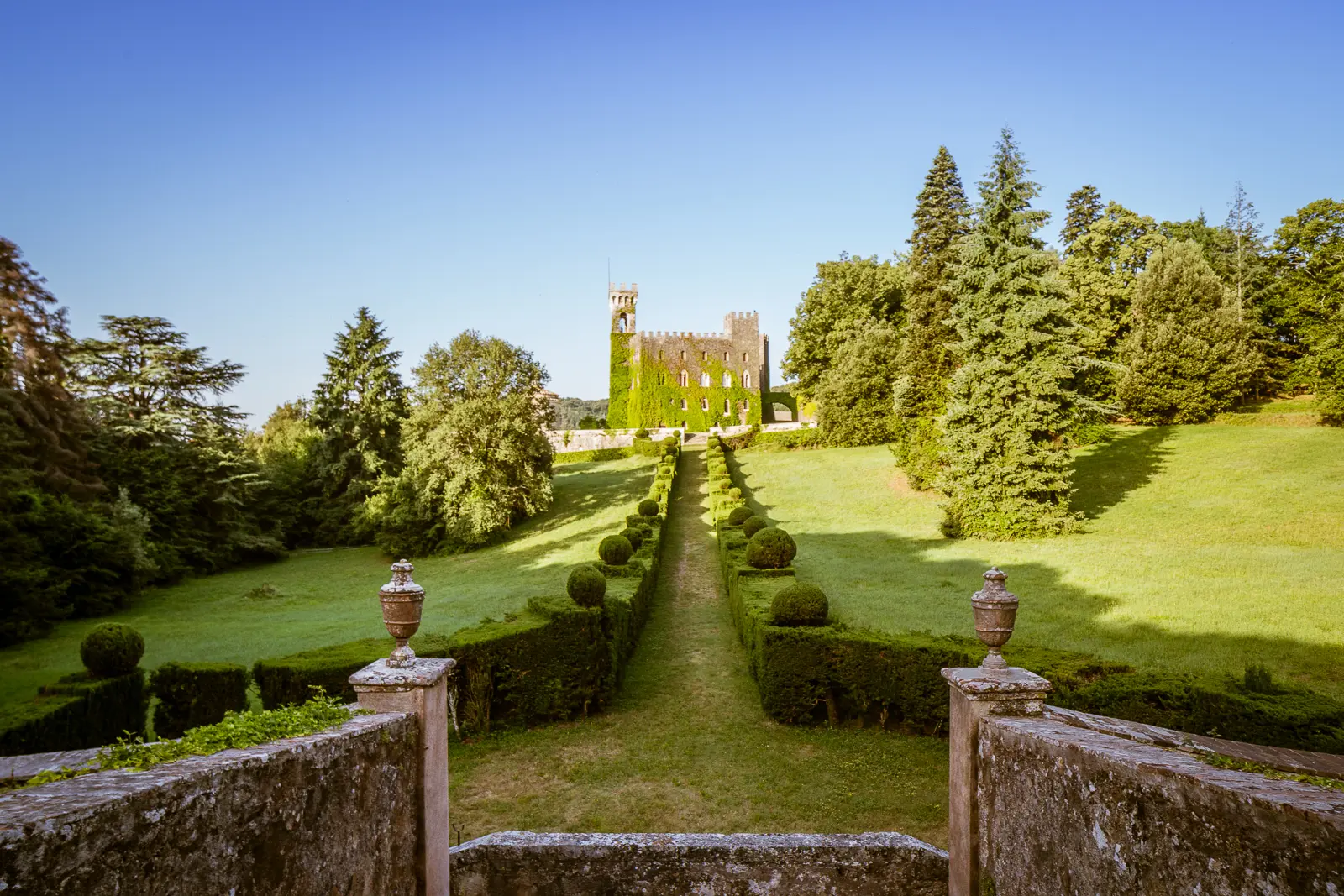 Castello di Celsa Vista dal giardino con siepi